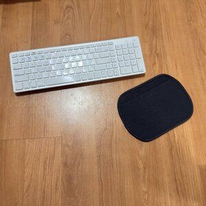 Slim Bluetooth Wireless Smart Keyboard with 4 Device Sync w/mouse pad